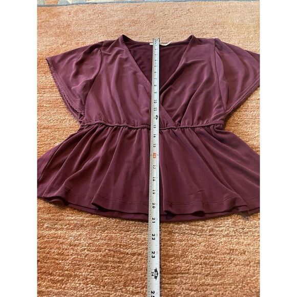 Francesca's MiAmi Top Womens Small Burgundy V-Neck Peplum Short Sleeve Woven - Picture 4 of 8
